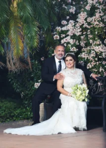 Pareja de novios madura posando elegantemente en un jardín para reportaje de video de boda en Mesa AZ.